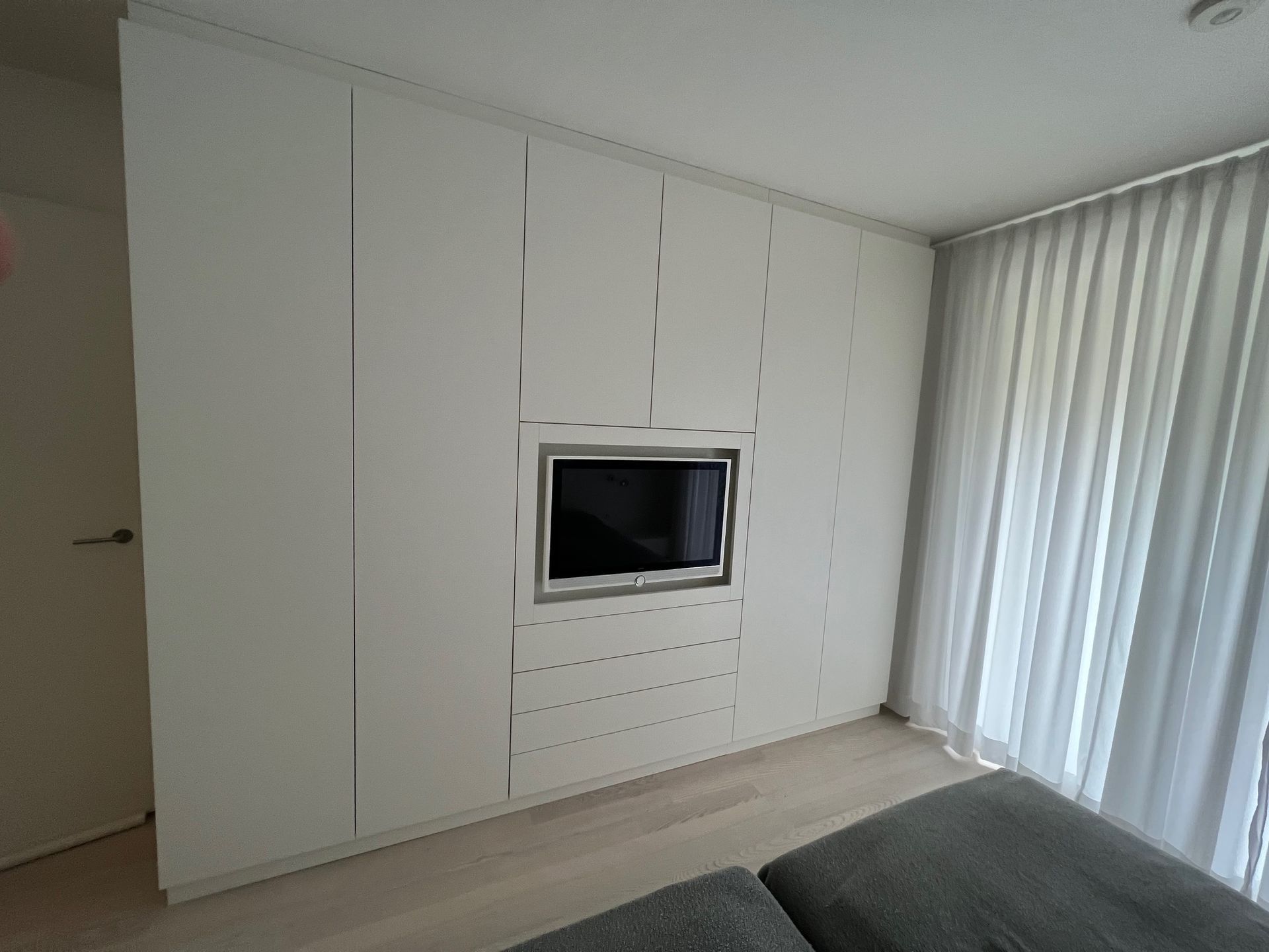 Tischlerarbeit, weißer Einbauschrank Möbel Galerie Neuhauser