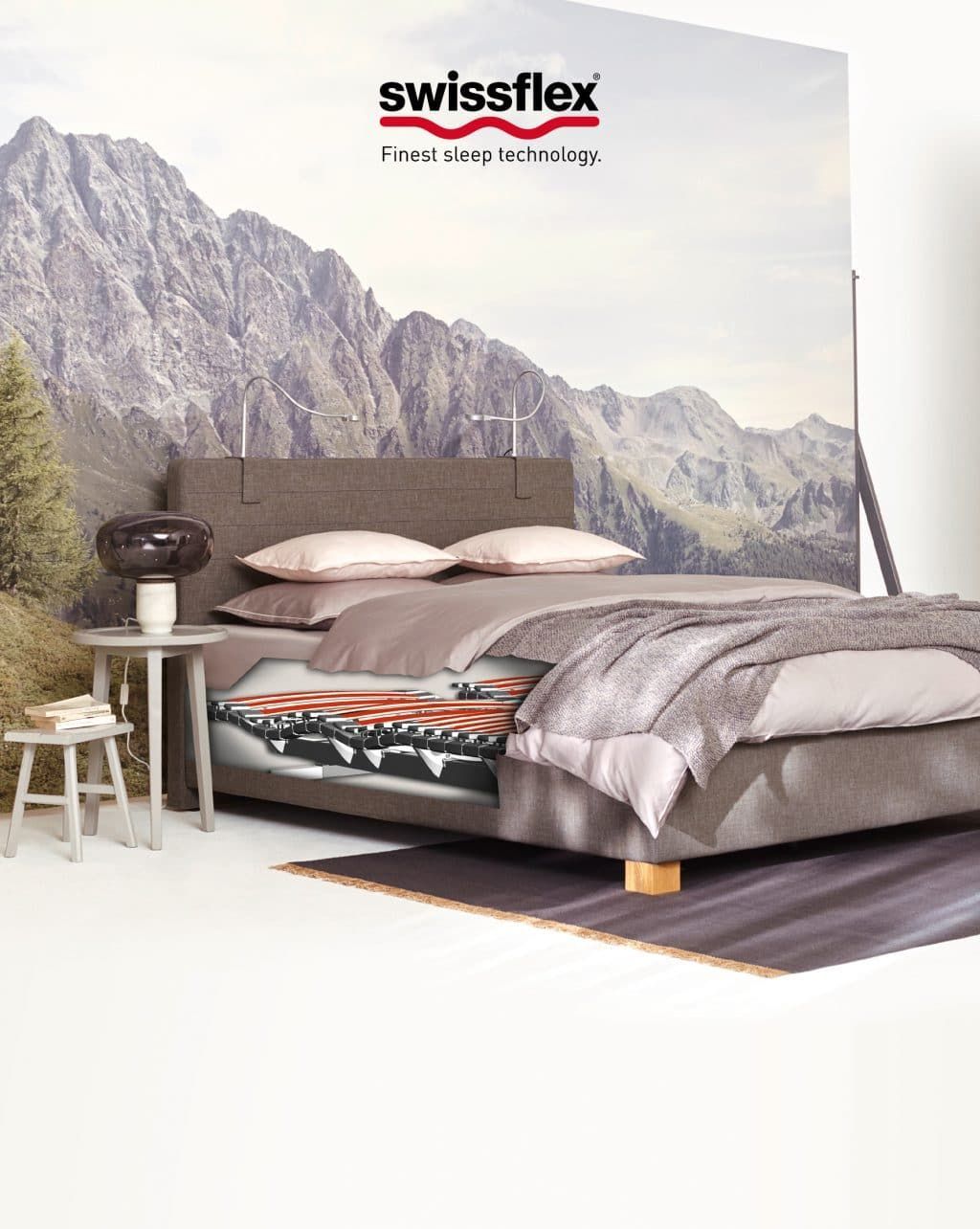 ein Bett in einem Schlafzimmer mit einem Berg im Hintergrund.