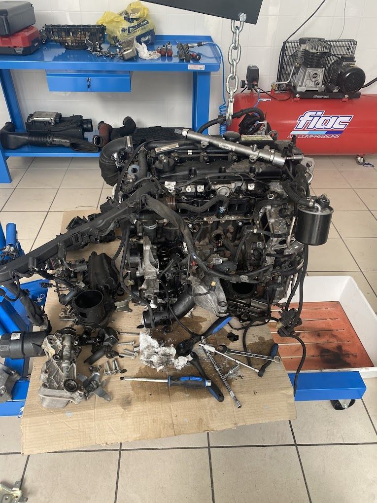 Un motore di automobile è appoggiato su un tavolo in un garage.