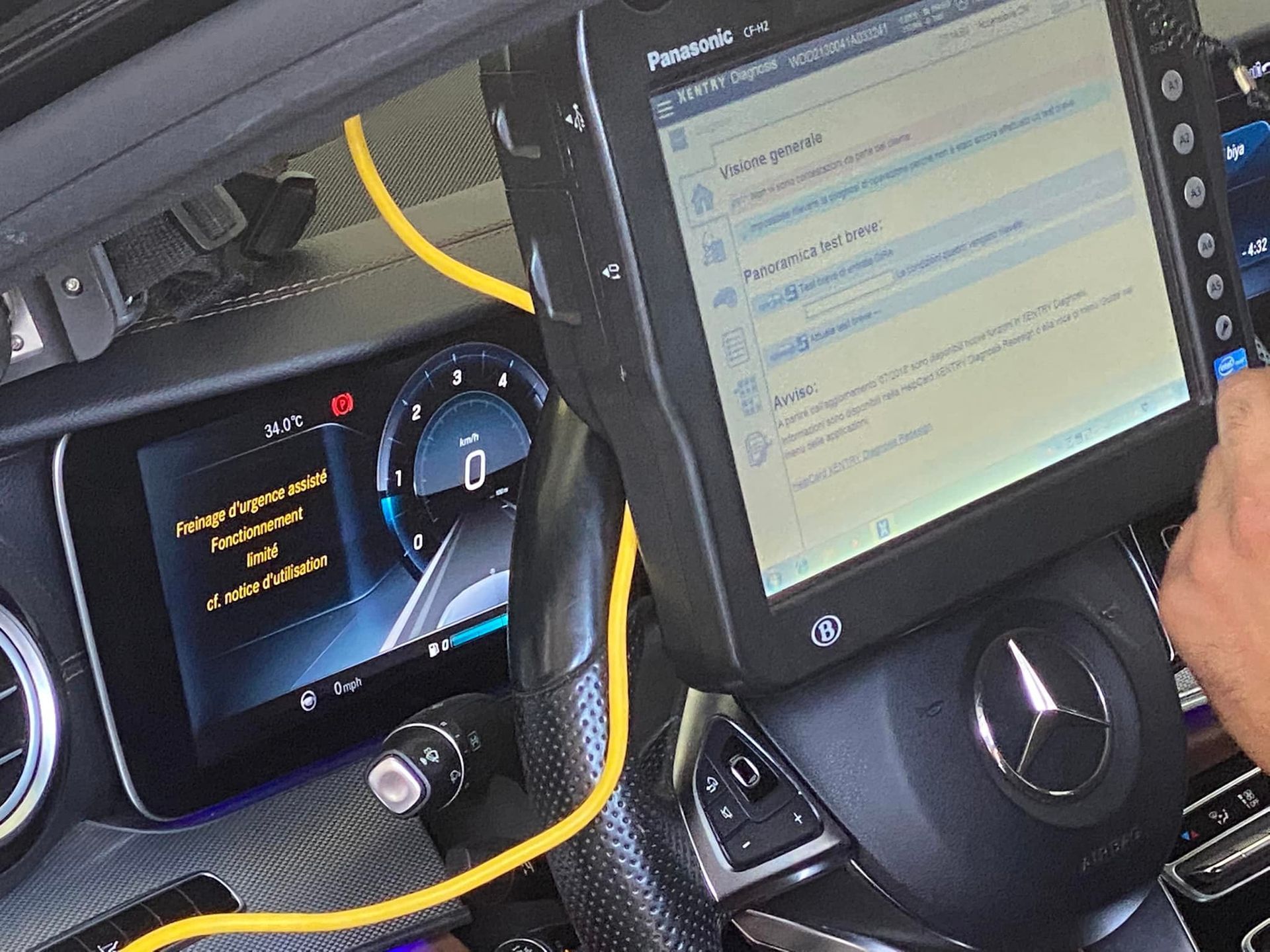 Una persona sta usando un tablet sul cruscotto di un'auto