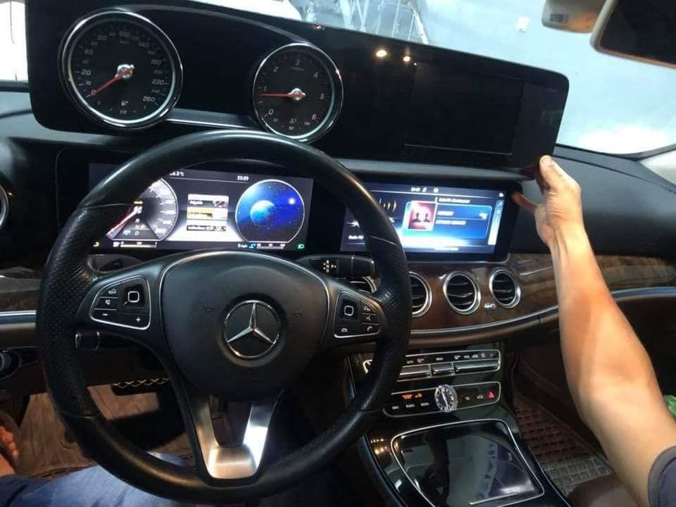 Un uomo è seduto al posto di guida di una mercedes benz.