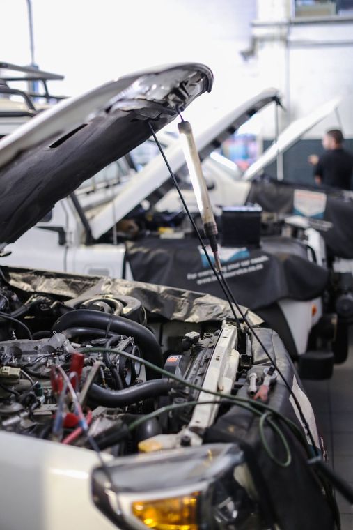 Un'auto viene riparata in un garage con il cofano aperto