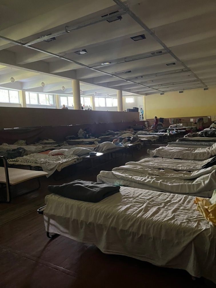 Auffanglager für Binnenflüchtlinge in der Sporthalle der Universität