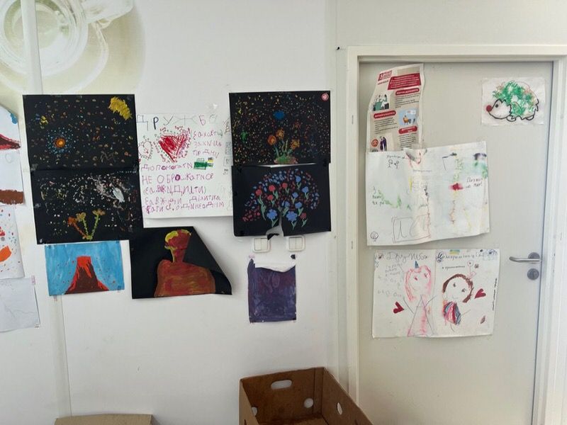 Bilder gemalt von Kindern im Lager für Binnenflüchtlinge. Sie erzählen vom Erlebten, oft dargestellt in Form von Naturkatastrophen.