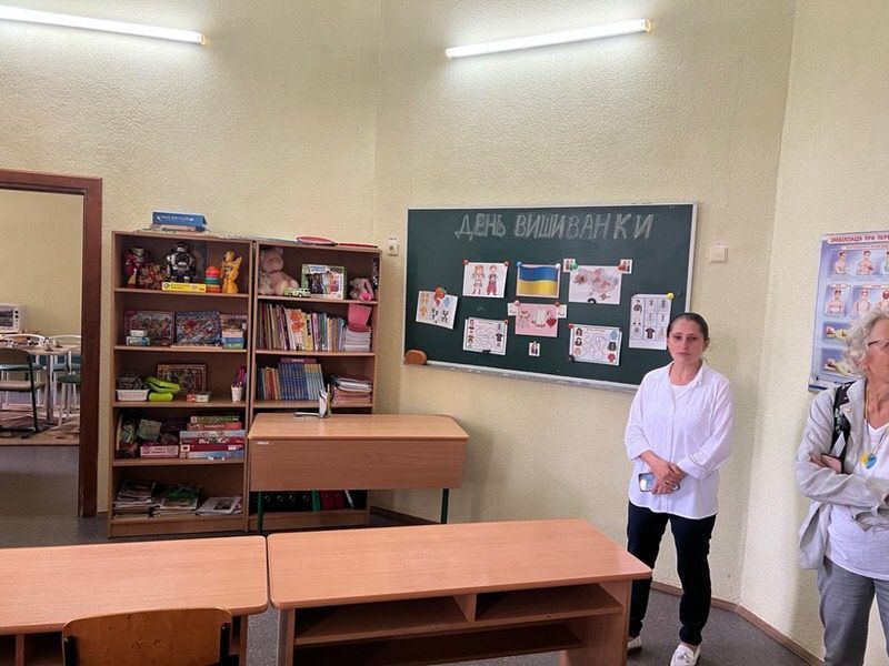 Ein Klassenzimmer mit der stellvertretenden Leiterin und Lehrerin Oksana Yatsishin.