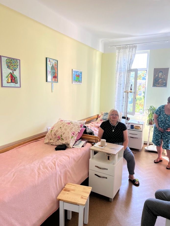Renoviertes Patientenzimmer im 4th Hospital Lemberg mit zufriedener Patientin