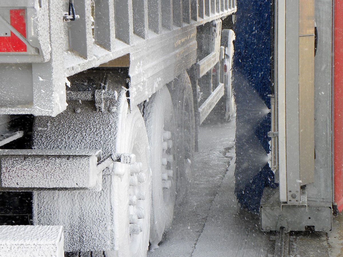 A caustic-free traffic film remover with a pH value of 10.5 that is mild on surfaces, yet removes heavy soiling rapidly.
