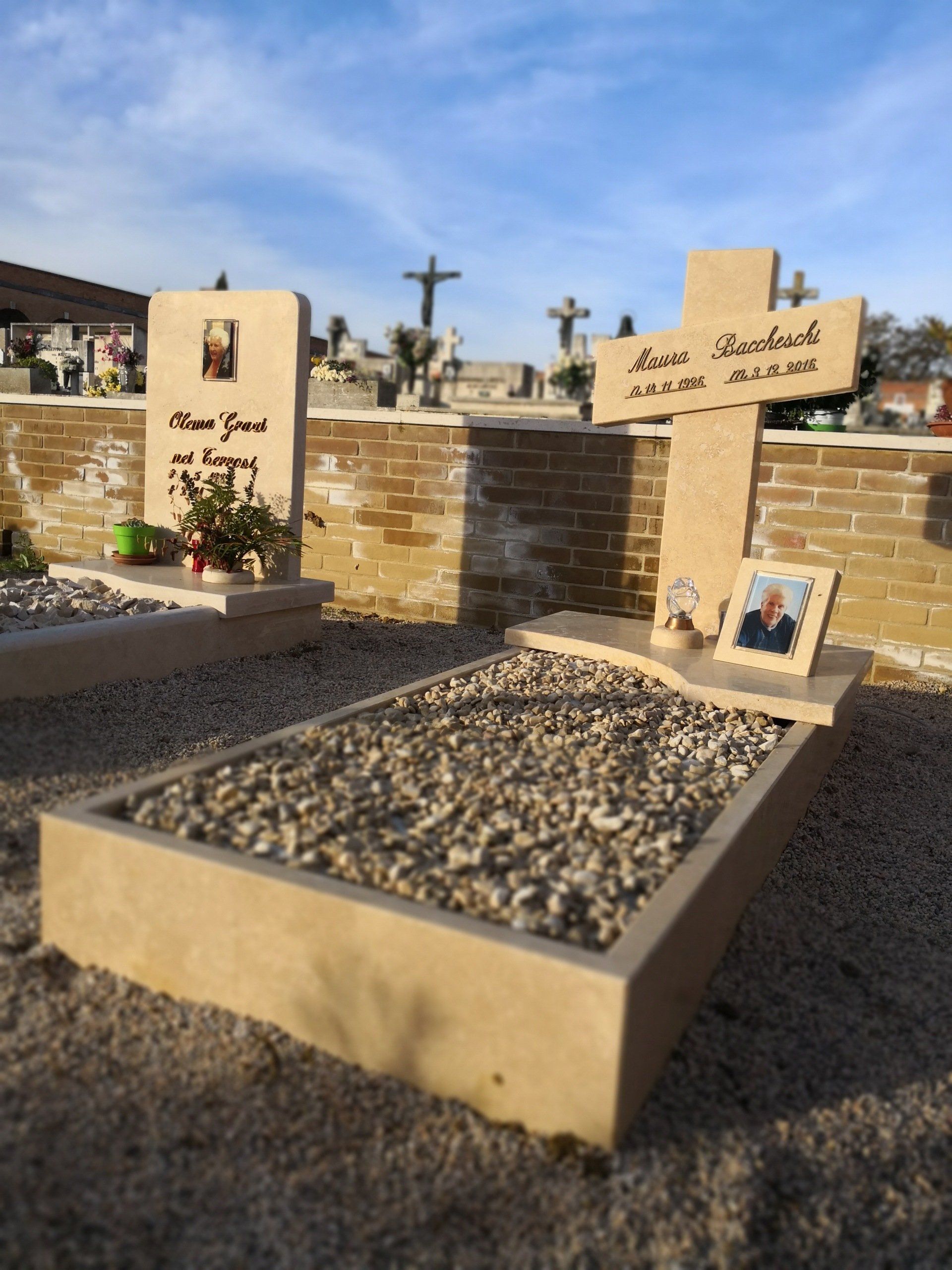 Una tomba con una croce e un'immagine sopra