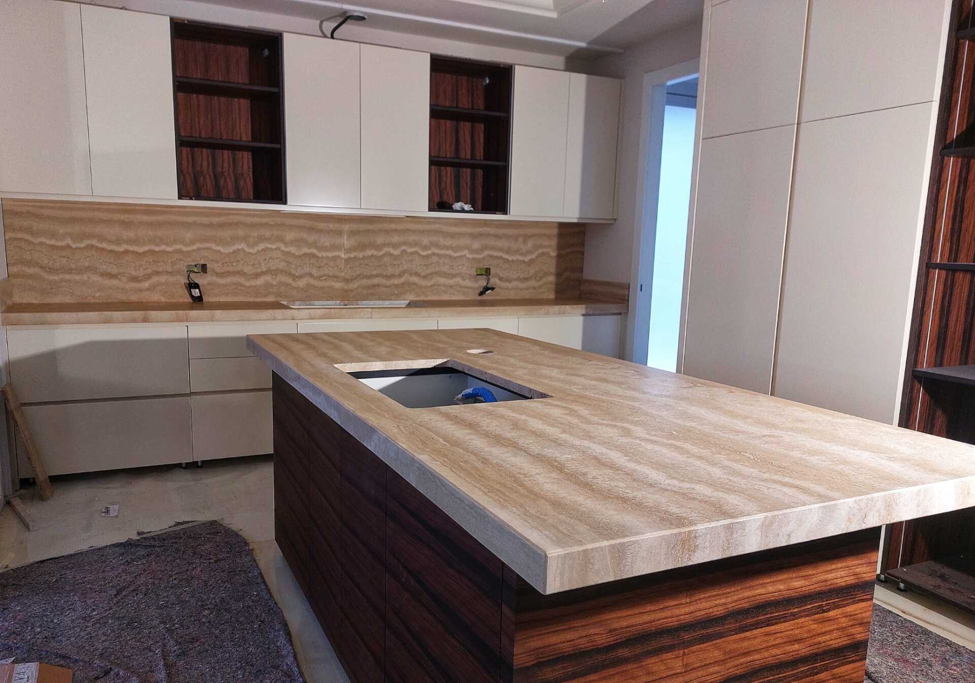 Una cucina con una grande isola e un lavello