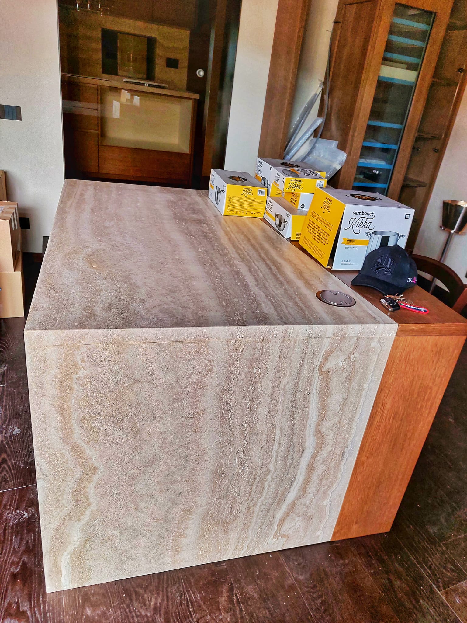 Un tavolo con delle scatole sopra in una stanza.