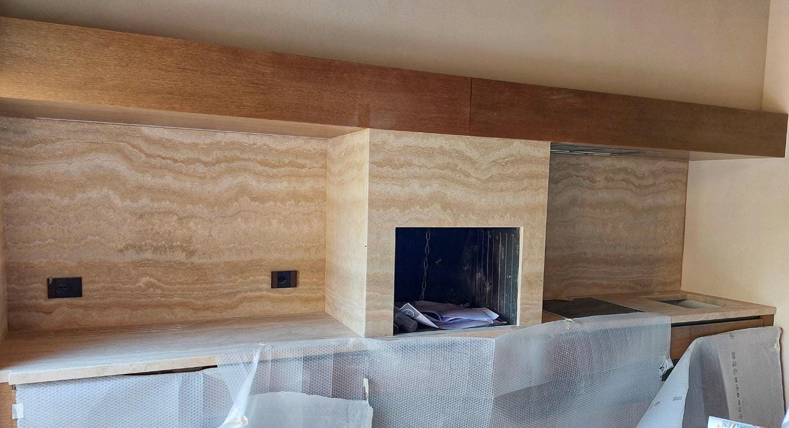 C'è un camino al centro della stanza.