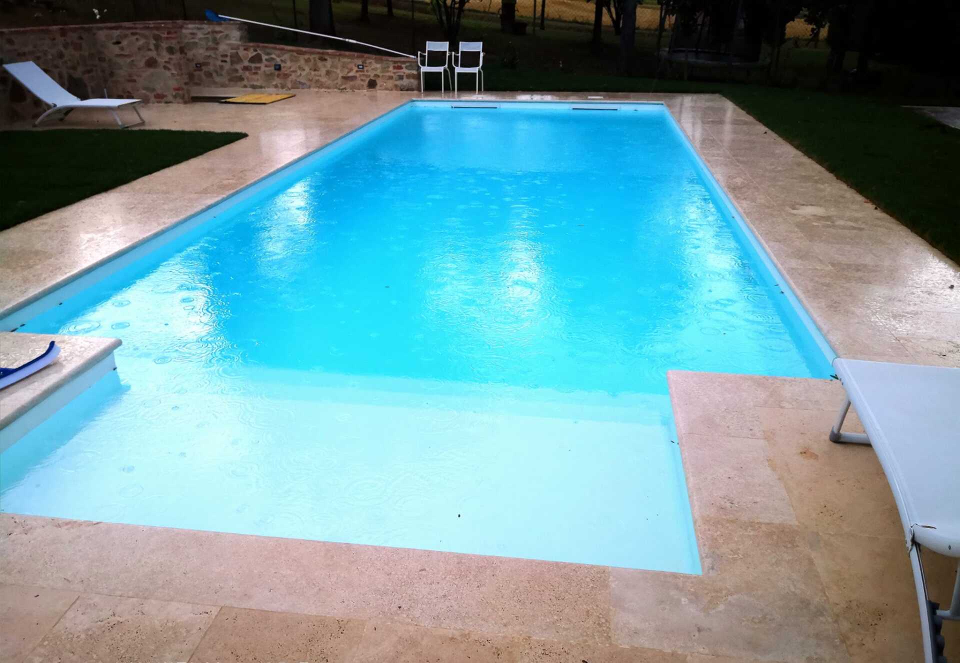 Una grande piscina è illuminata di notte