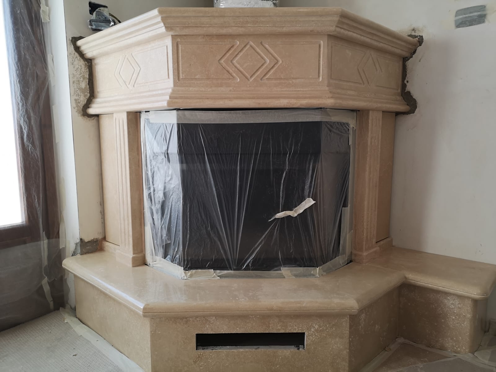 Un camino avvolto intorno da plastica in un soggiorno