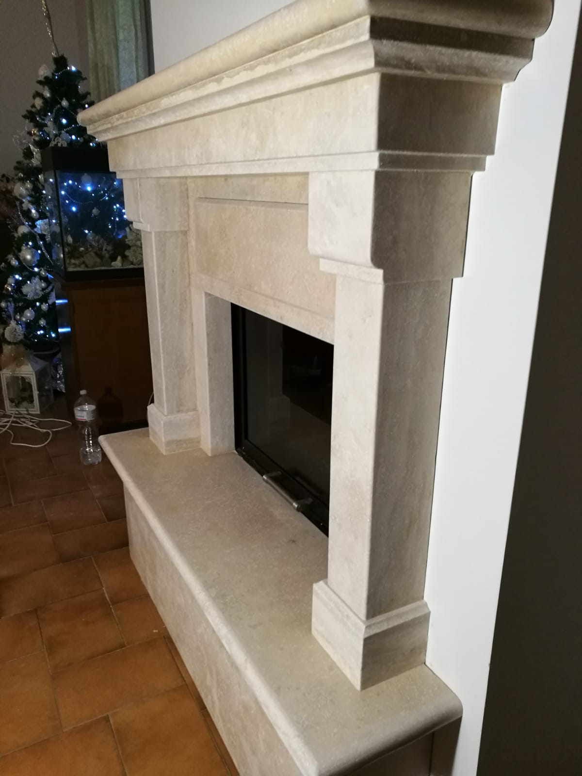 Un camino con un albero di Natale sullo sfondo