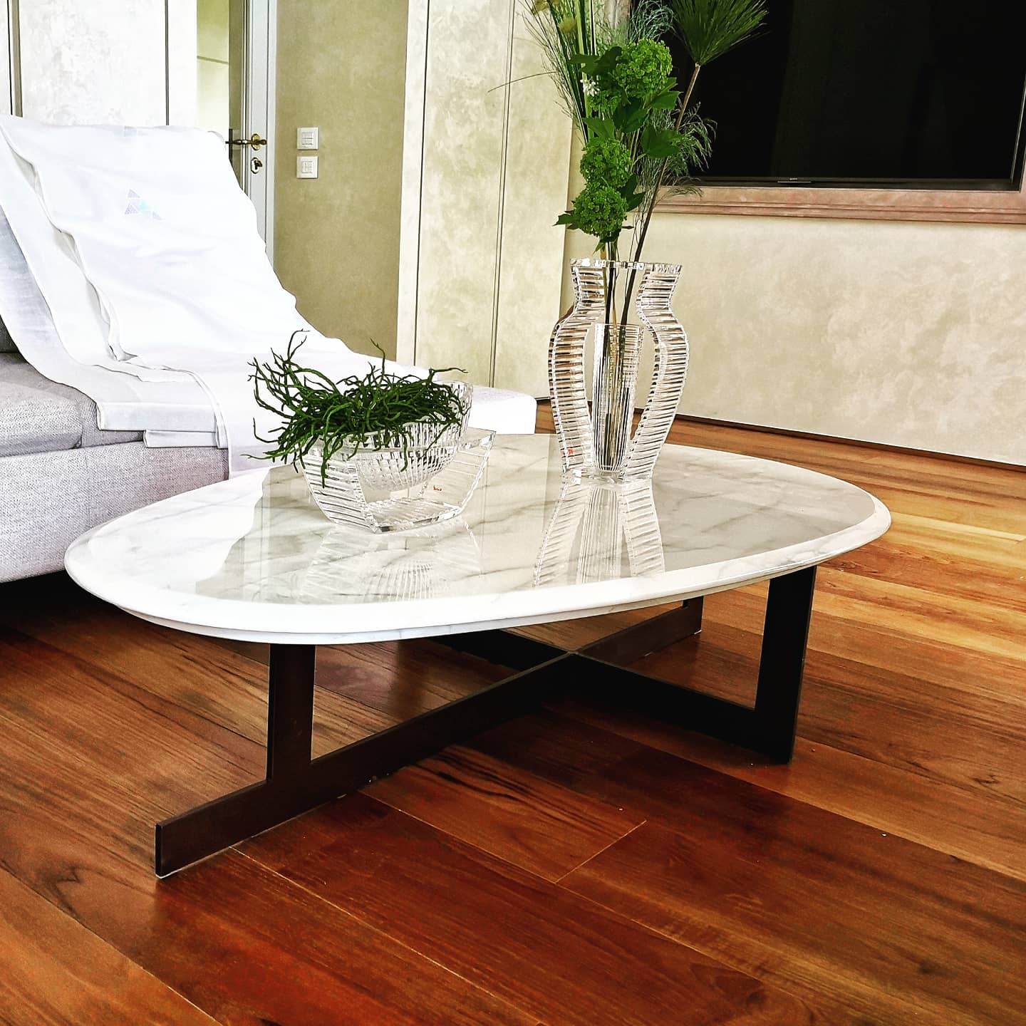 Un tavolino con un vaso di fiori sopra