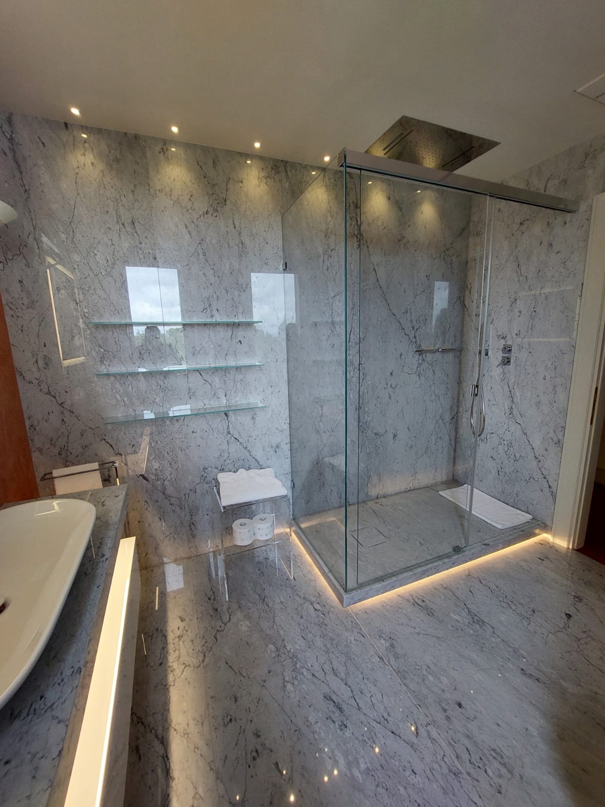 Un bagno con cabina doccia e lavandino.