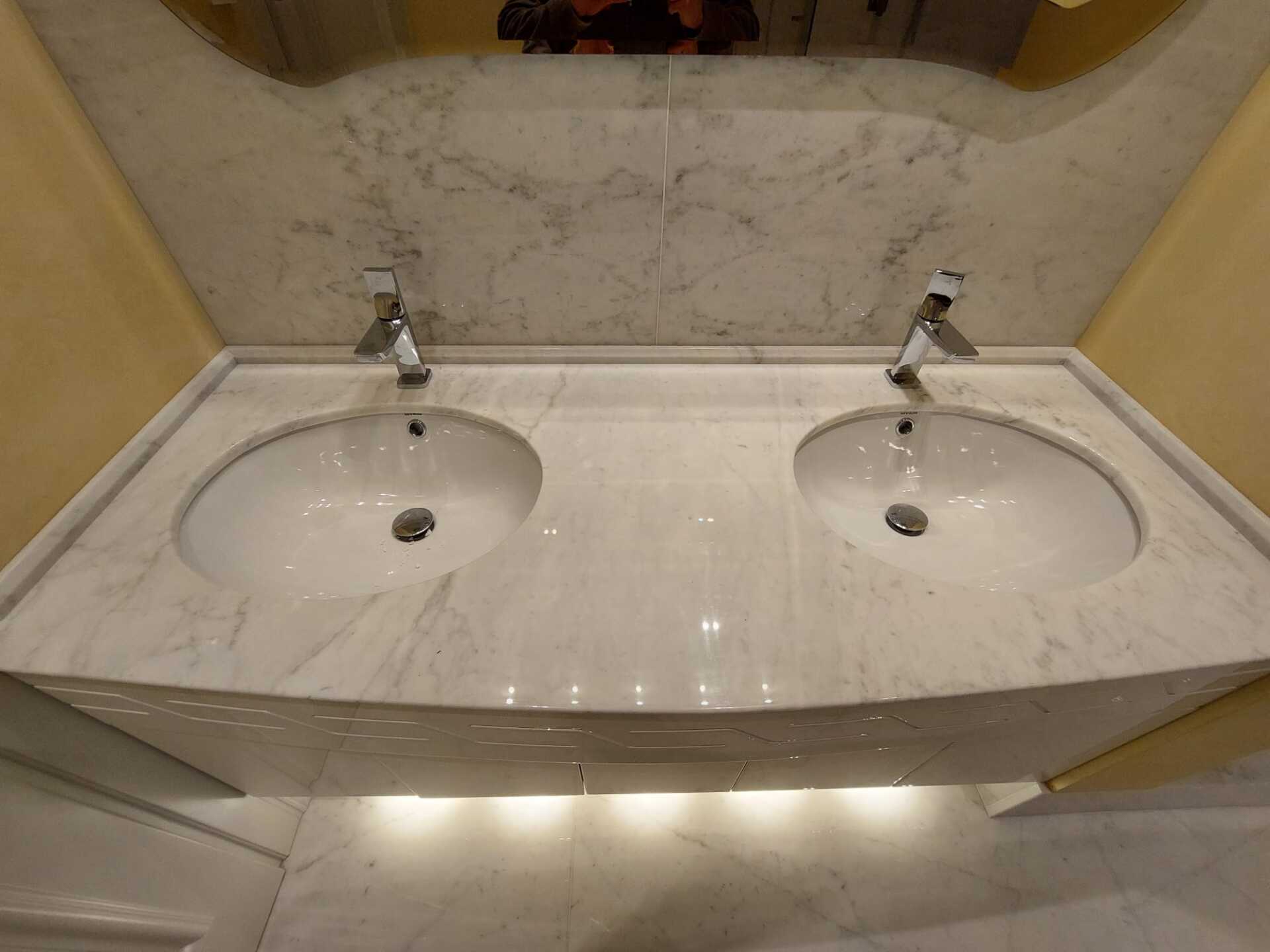 Un bagno con due lavandini e uno specchio