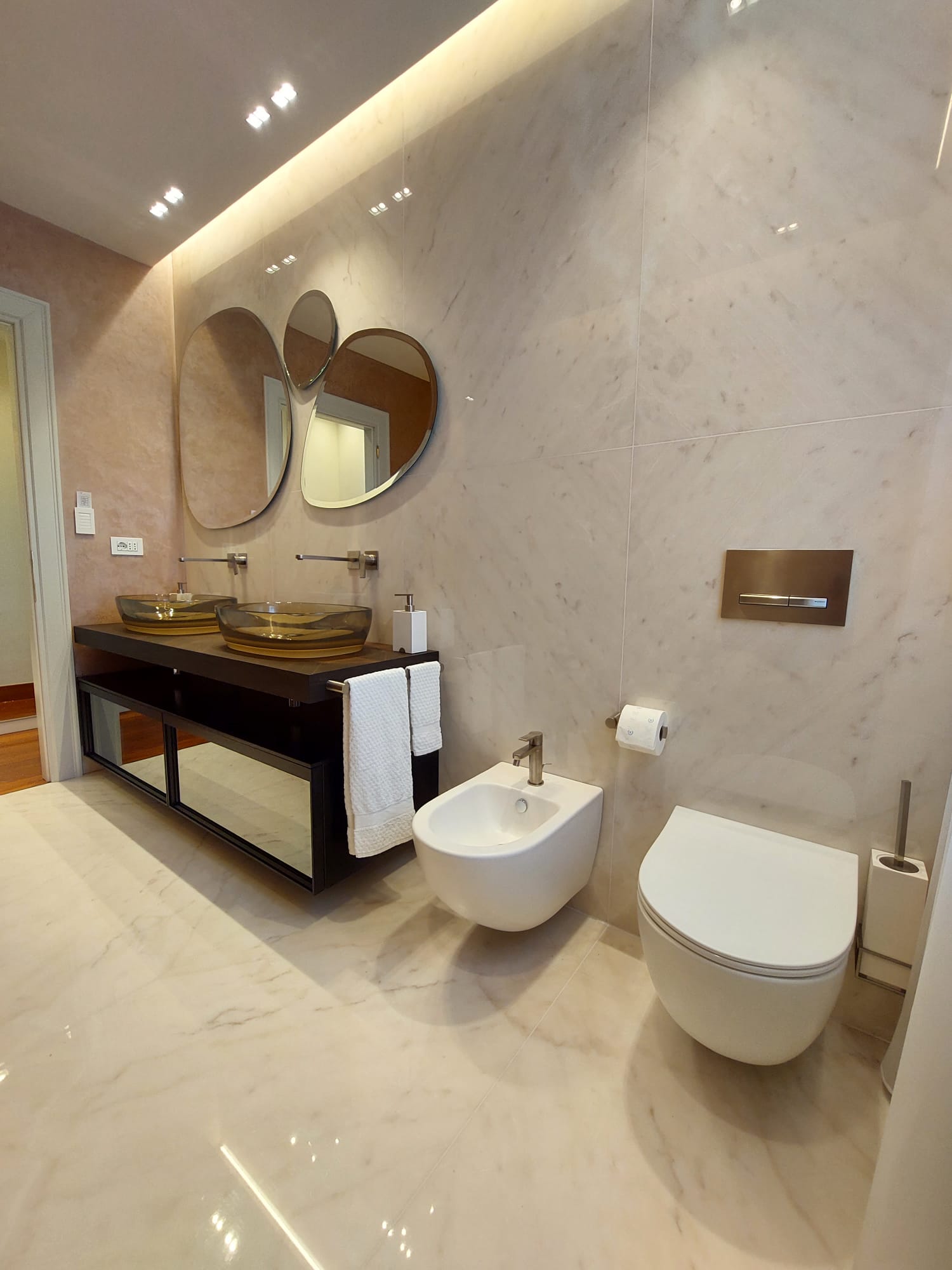 Un bagno con due lavandini, un water e un bidet