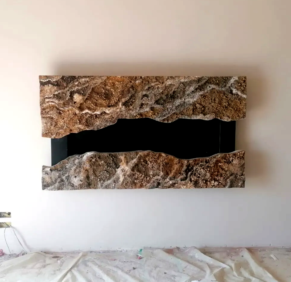 Un dipinto di un fiume è appeso a una parete