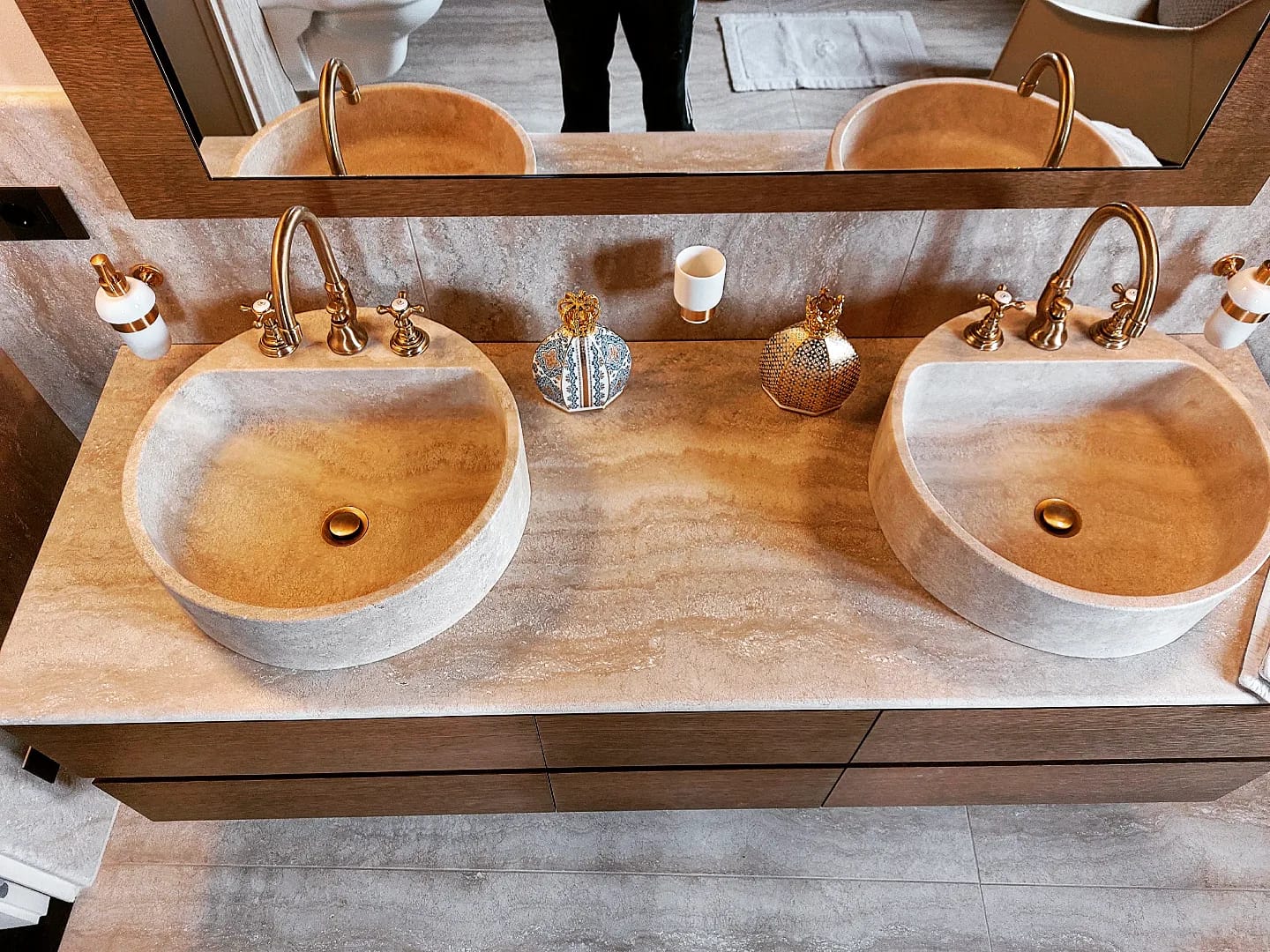 Un bagno con due lavandini e uno specchio.