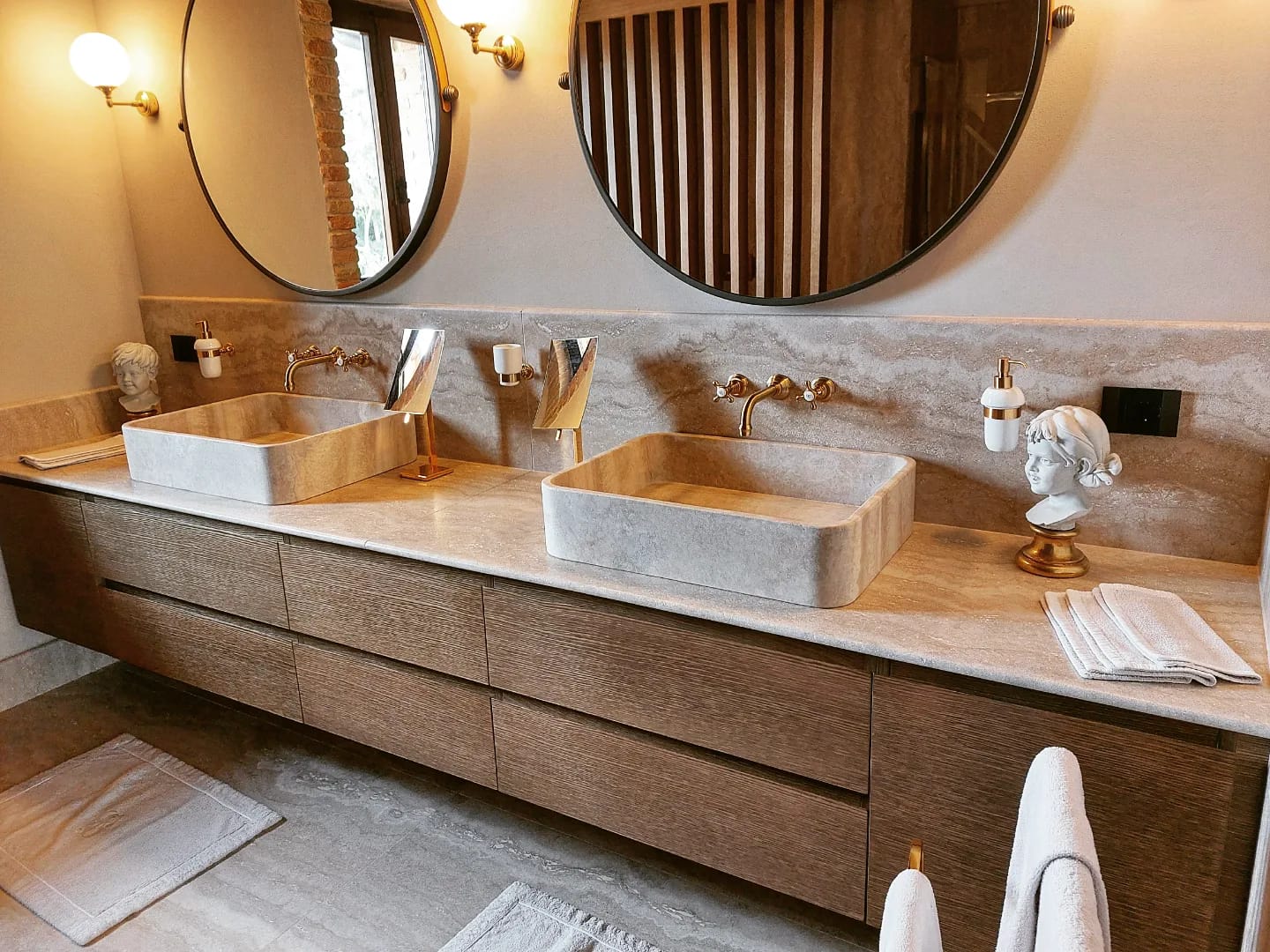 Un bagno con due lavandini e due specchi.