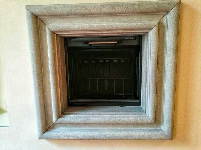 Una cornice è appesa a una parete con una cornice nera