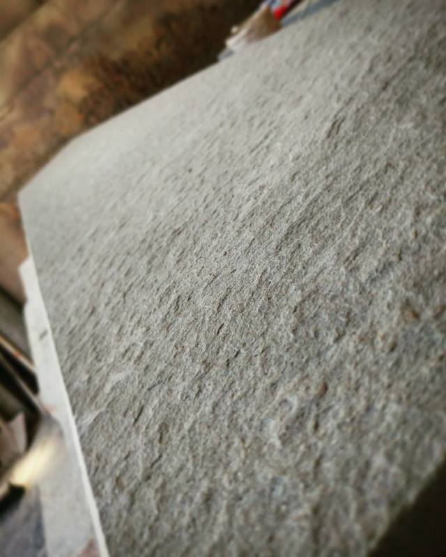 Un primo piano di un pezzo di tappeto su un tavolo.