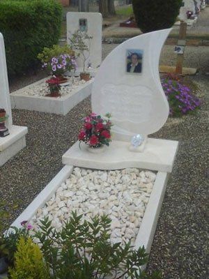 Una tomba con l'immagine di un uomo sopra