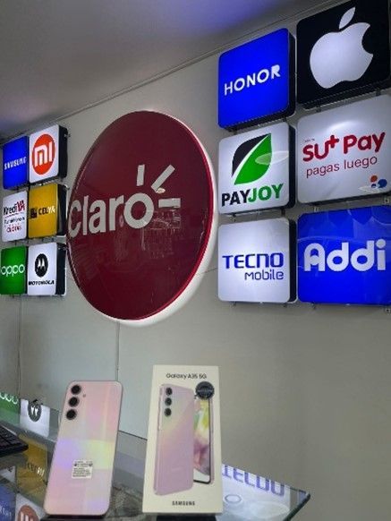 Una exhibición de teléfonos celulares y un cartel que dice claro