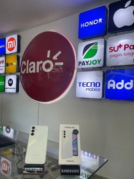 Una exhibición de teléfonos celulares y un cartel que dice claro