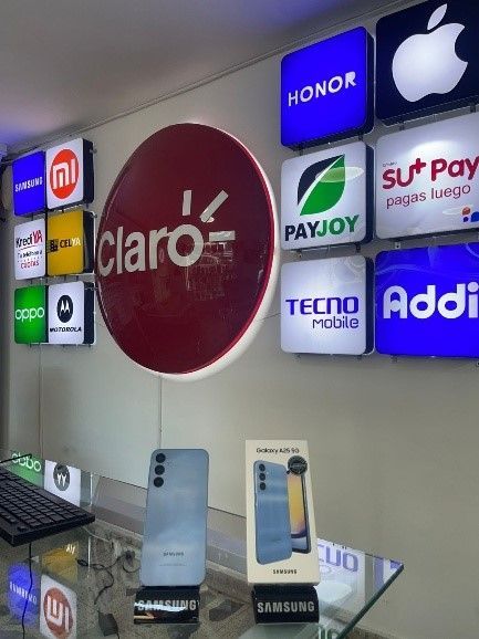 Una exhibición de teléfonos celulares y un cartel que dice claro