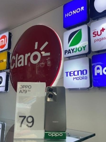 Un teléfono está en exhibición frente a un cartel que dice claro