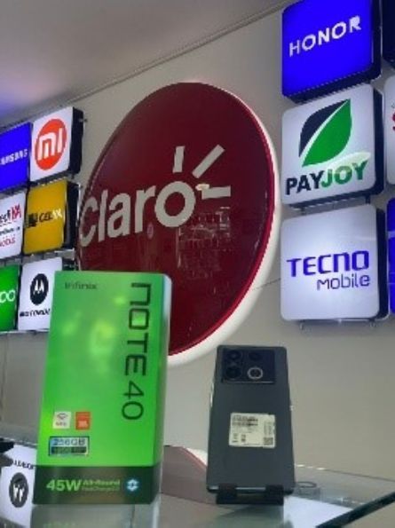 Una muestra de teléfonos móviles, incluido un teléfono Claro.