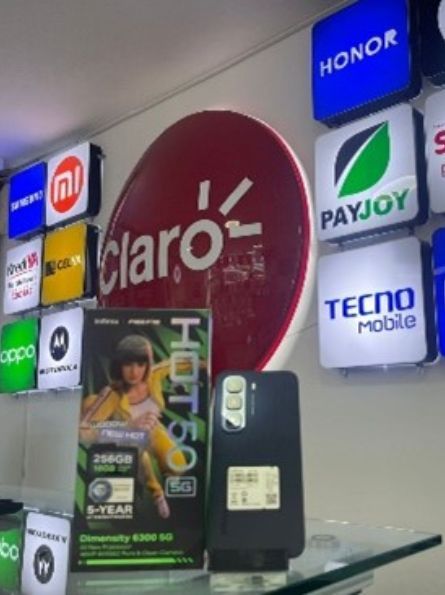 Una tienda con un cartel que dice claro