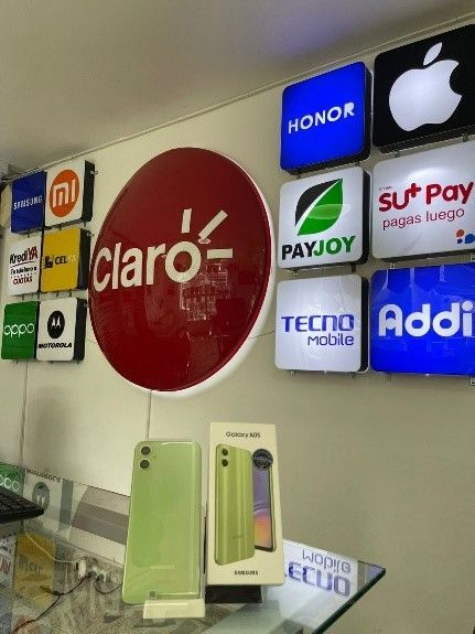 Una tienda de teléfonos con un cartel que dice claro