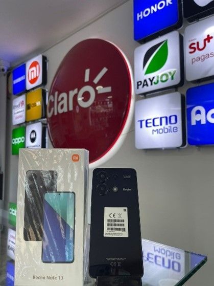 Una exhibición de teléfonos celulares frente a un cartel que dice claro