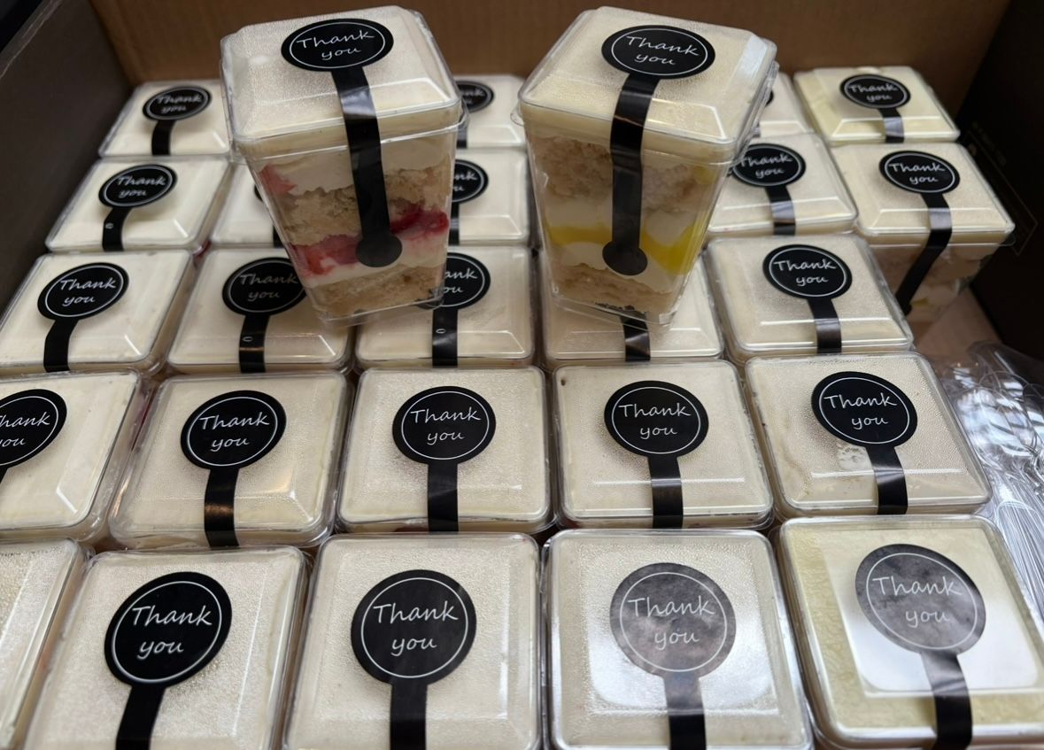 Square cake slices in clear plastic containers, black 