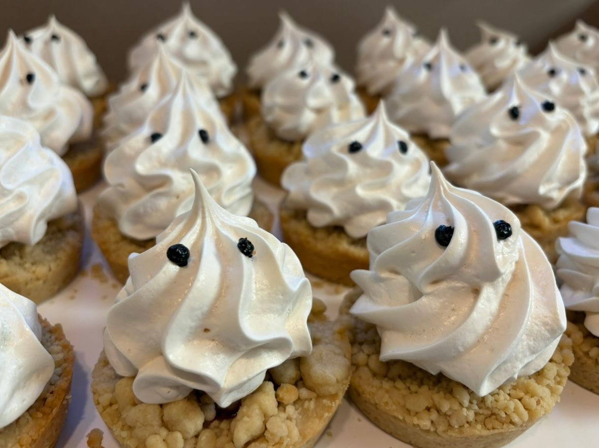 Mini tarts with white meringue swirls and black dot 