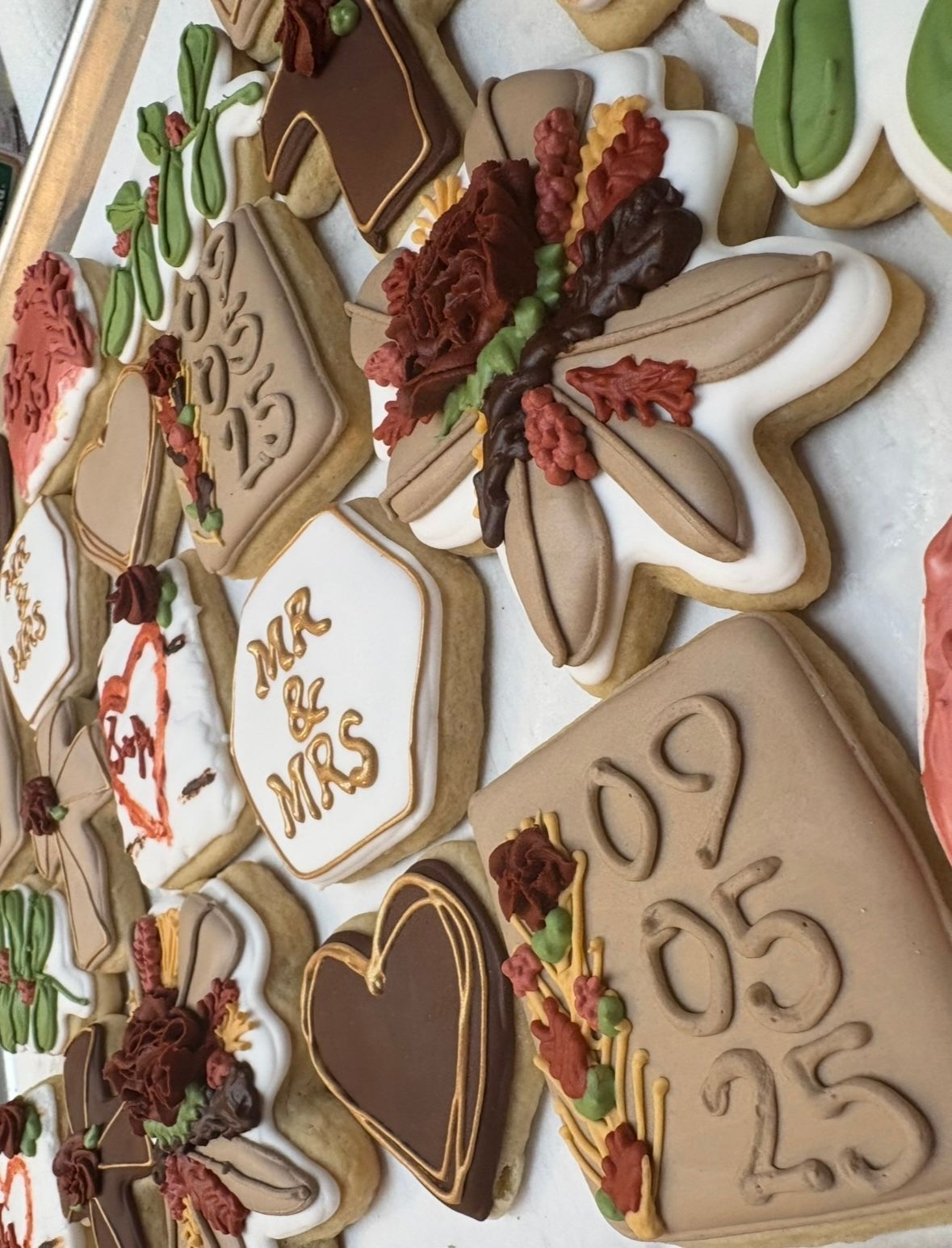 Decorated cookies with wedding theme: 