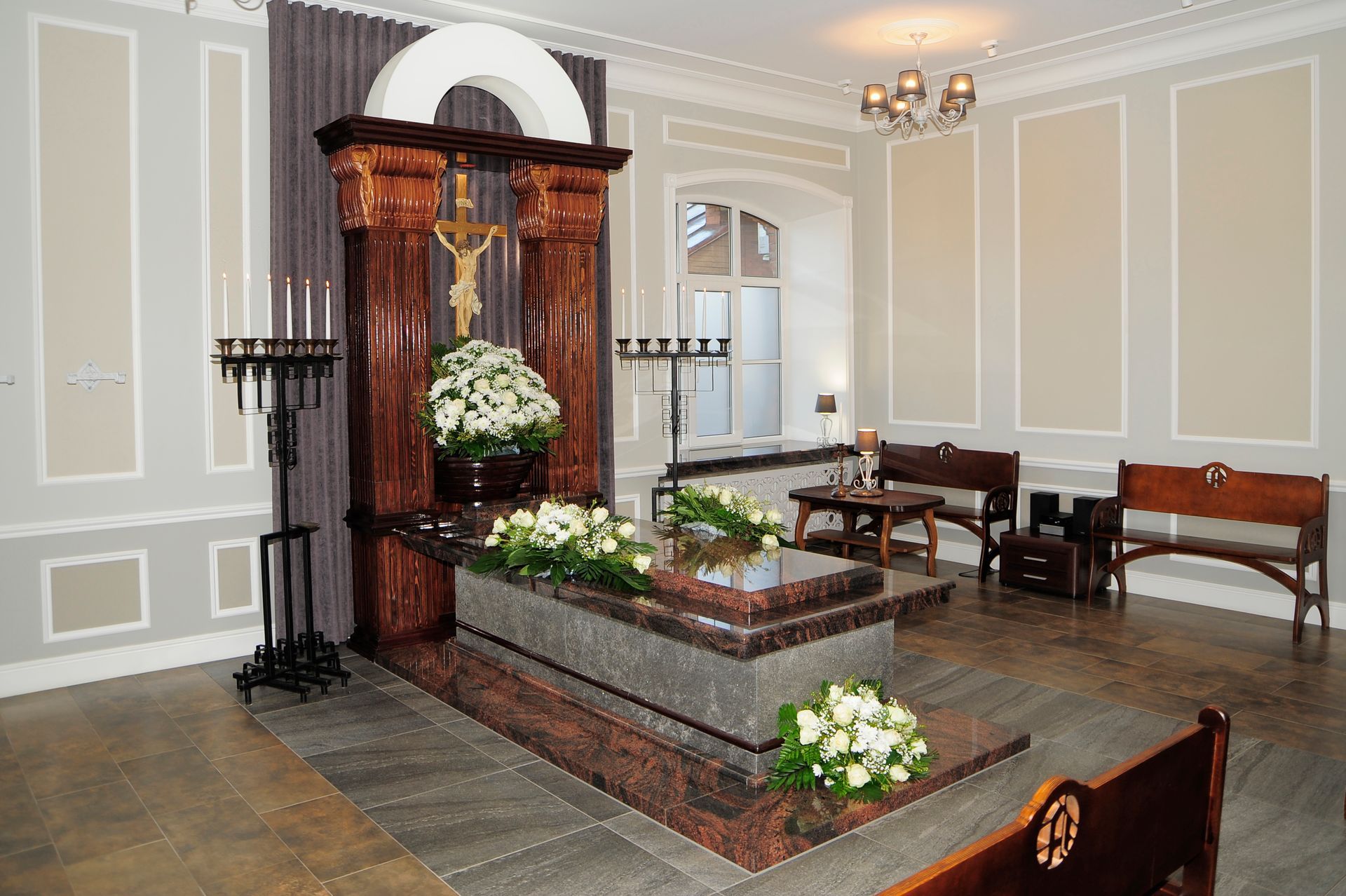 Šarvojimo salės vaizdas iš šono