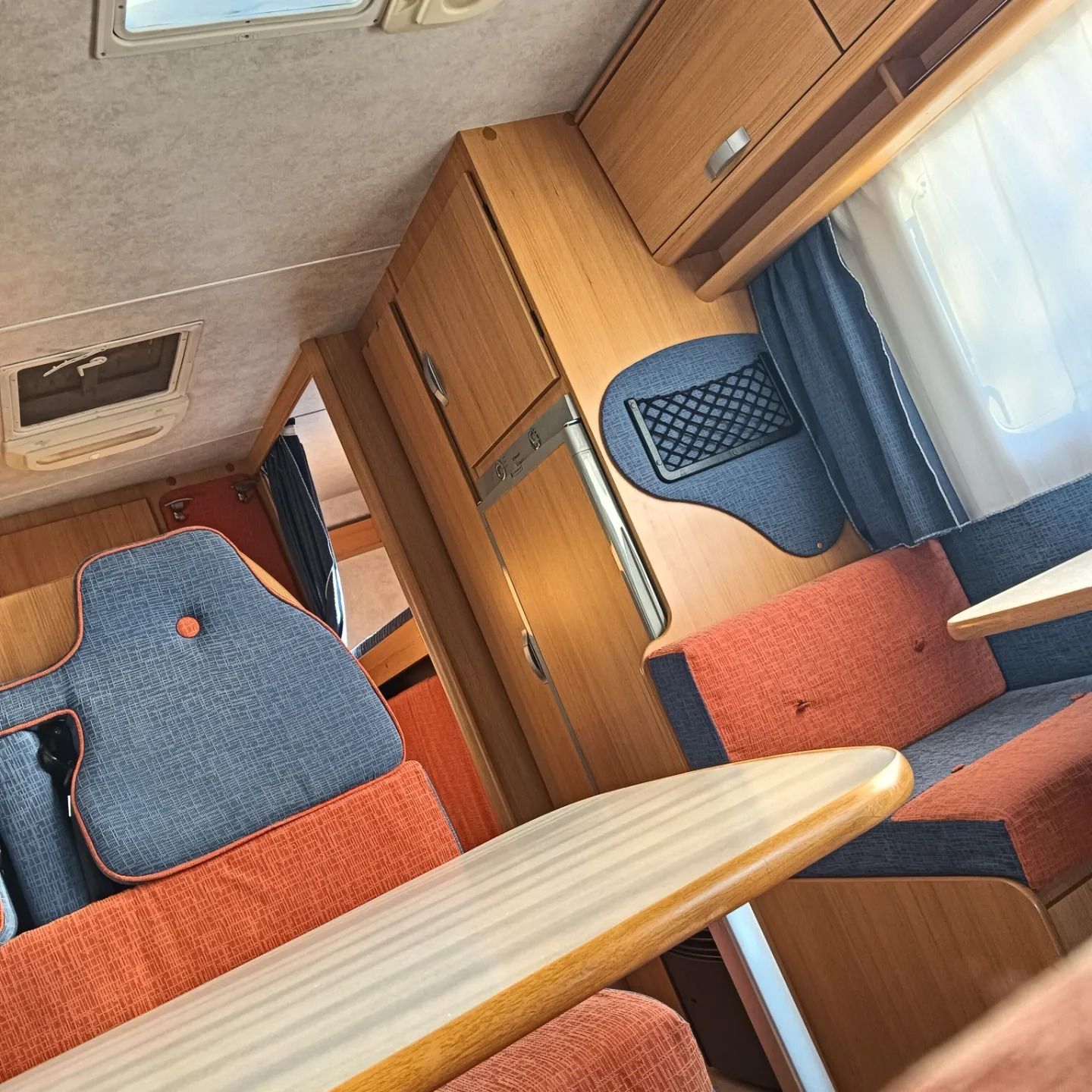 L'interno di un camper con tavolo e sedie