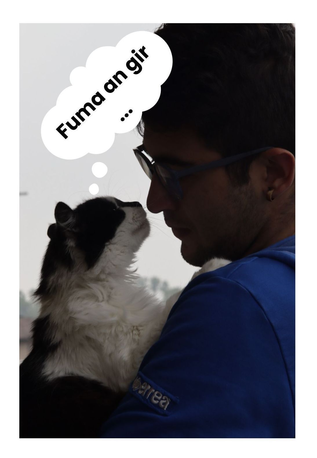 Un uomo che tiene in braccio un cane con un fumetto che dice fuma an gir