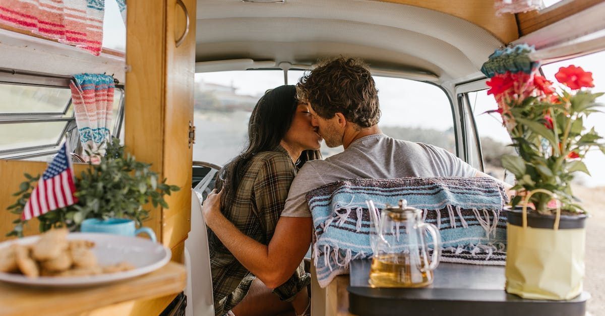 due persone che si baciano dentro al 
camper