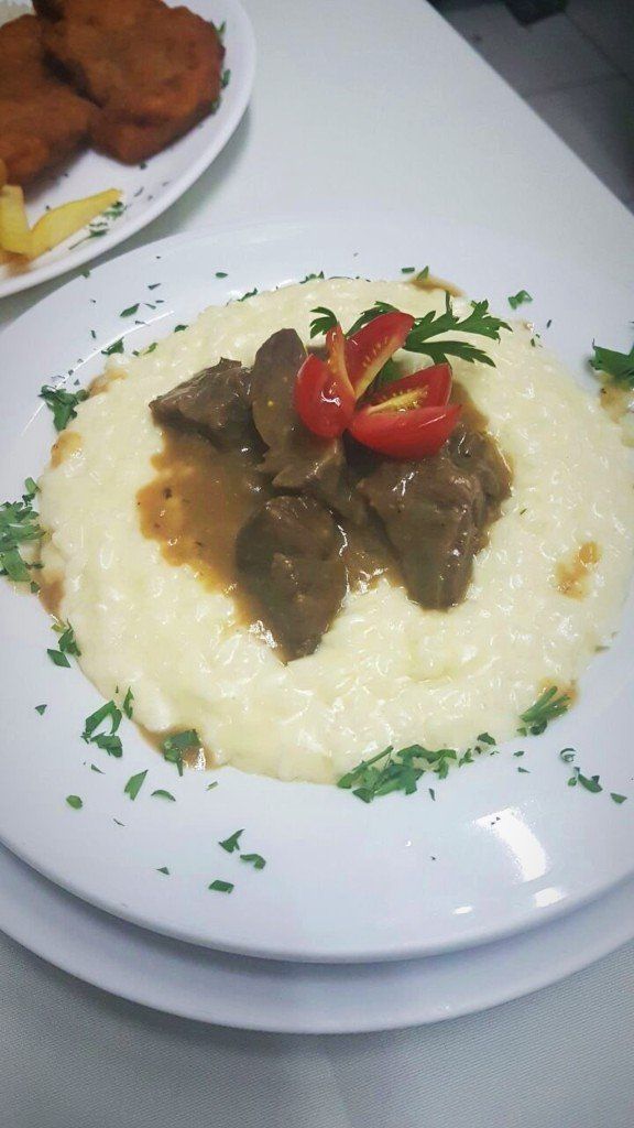 Um close de um prato de comida sobre uma mesa.