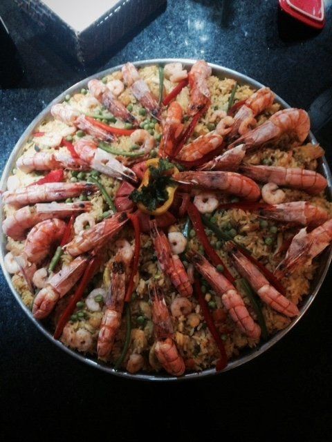 Um prato de camarão e arroz sobre uma mesa