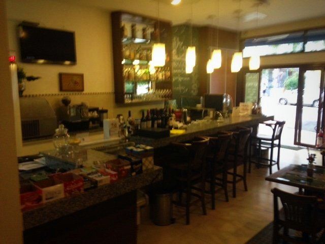 Uma imagem borrada de um bar em um restaurante