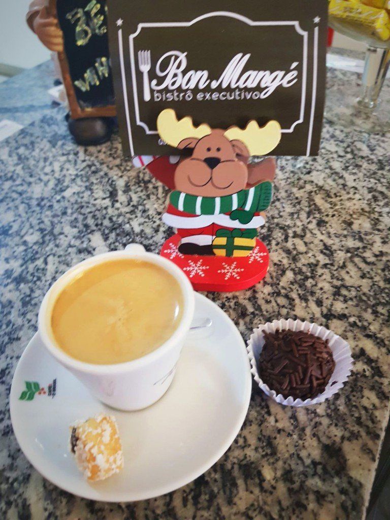 Uma xícara de café em um pires