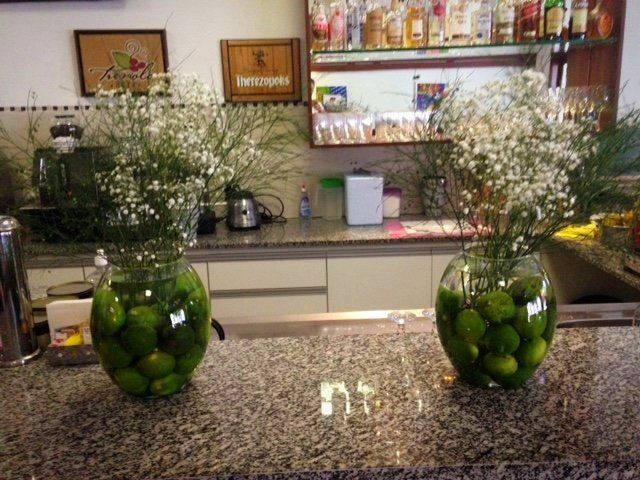 Dois vasos cheios de limão e hálito de bebê estão sobre um balcão.