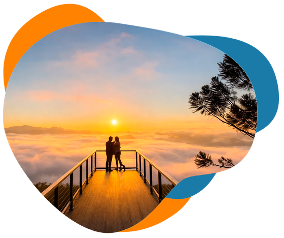 Pessoa com uma bolsa puxando uma mala preta com rodinhas.