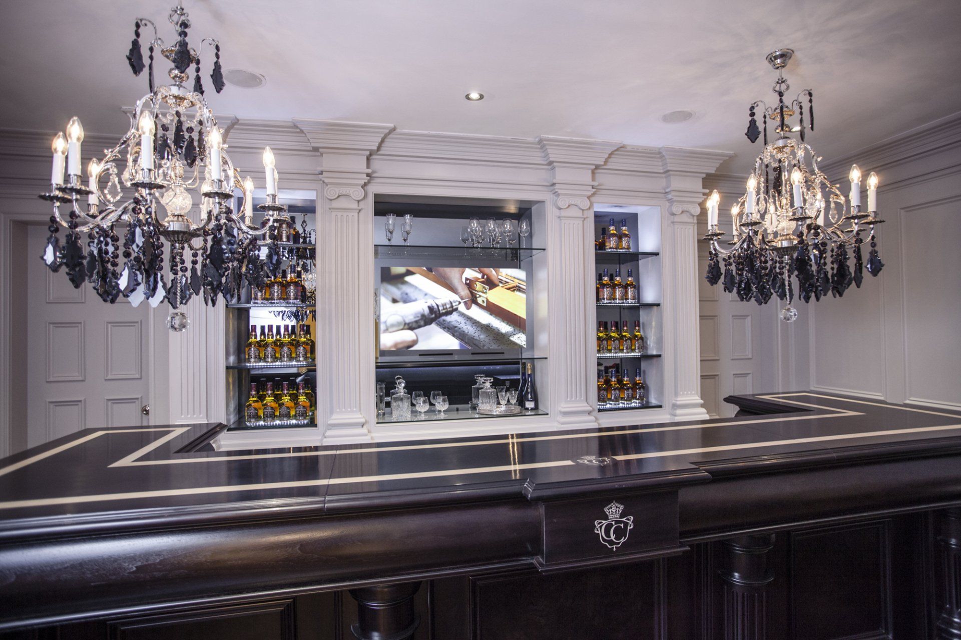 tv specchio dietro bancone